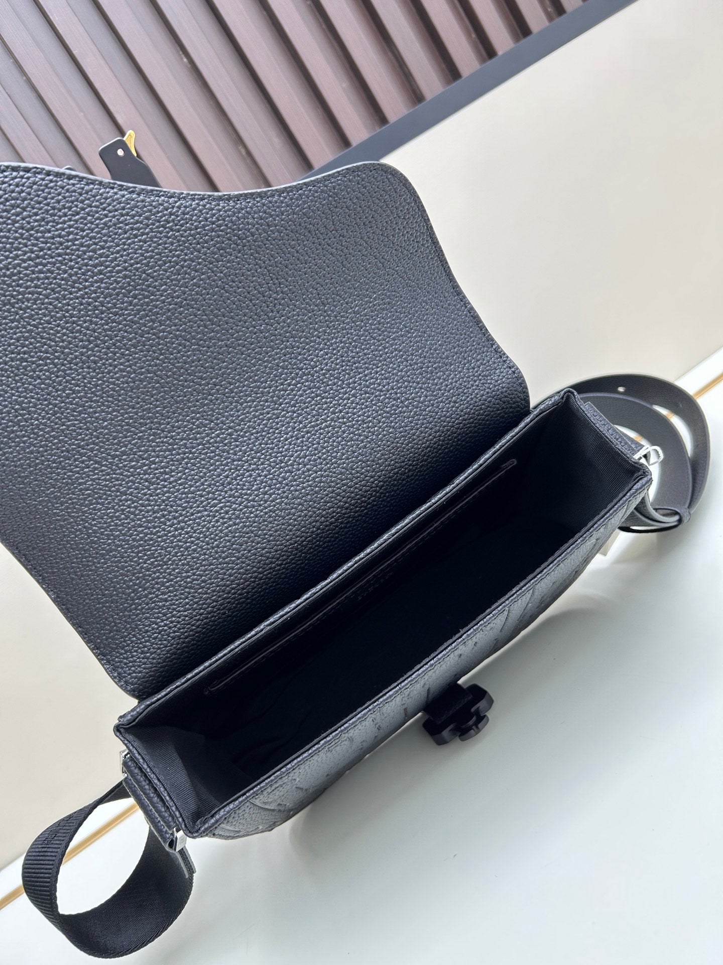 DIOR GRAVITY Oblique Embossed Saddle Messenger Bag - Detachable Strap for Work & Date, 23cm