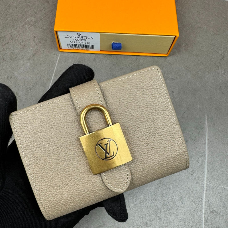 Portefeuille Lowy Compact Wallet – Minimalist Design with Antique Gold Lock | Black & Khaki | M12408