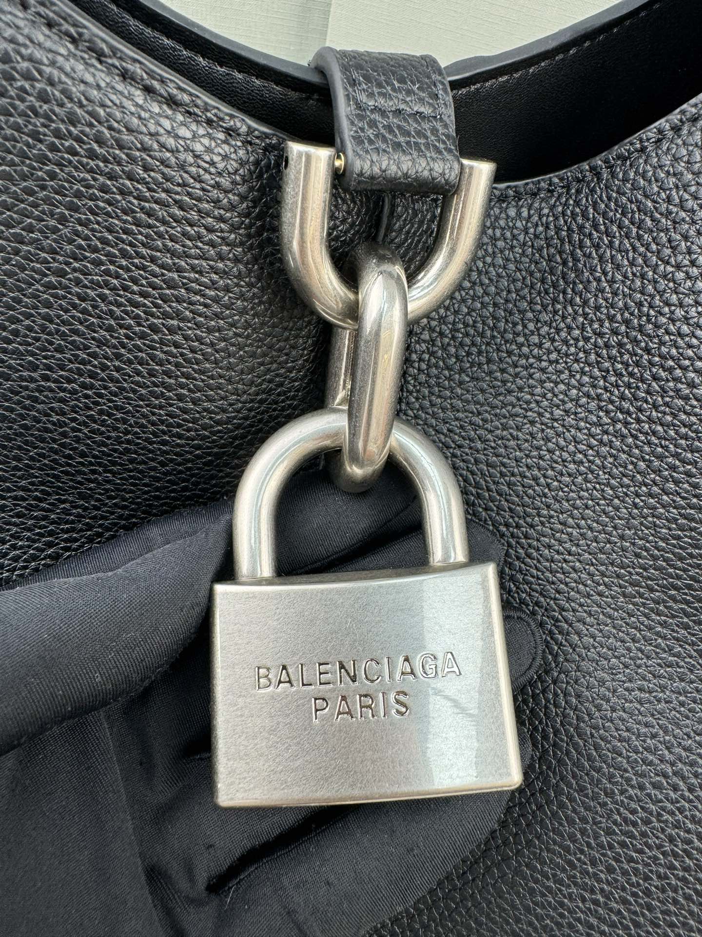Balenciaga Locker Hobo Bag 2024 SS | Padlock Charm & Grained Leather | Large 50x35cm / Mini 15x15cm
