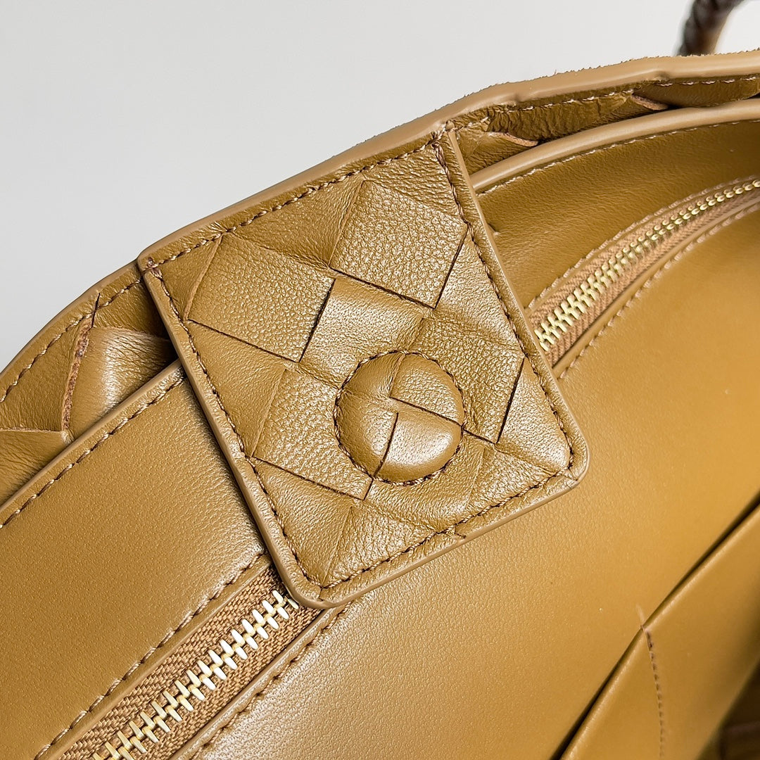 Bottega Veneta Andiamo Intrecciato Leather Tote Bag – Adjustable Shoulder Strap, Brass Knot Detail, Unisex Luxury Handbag