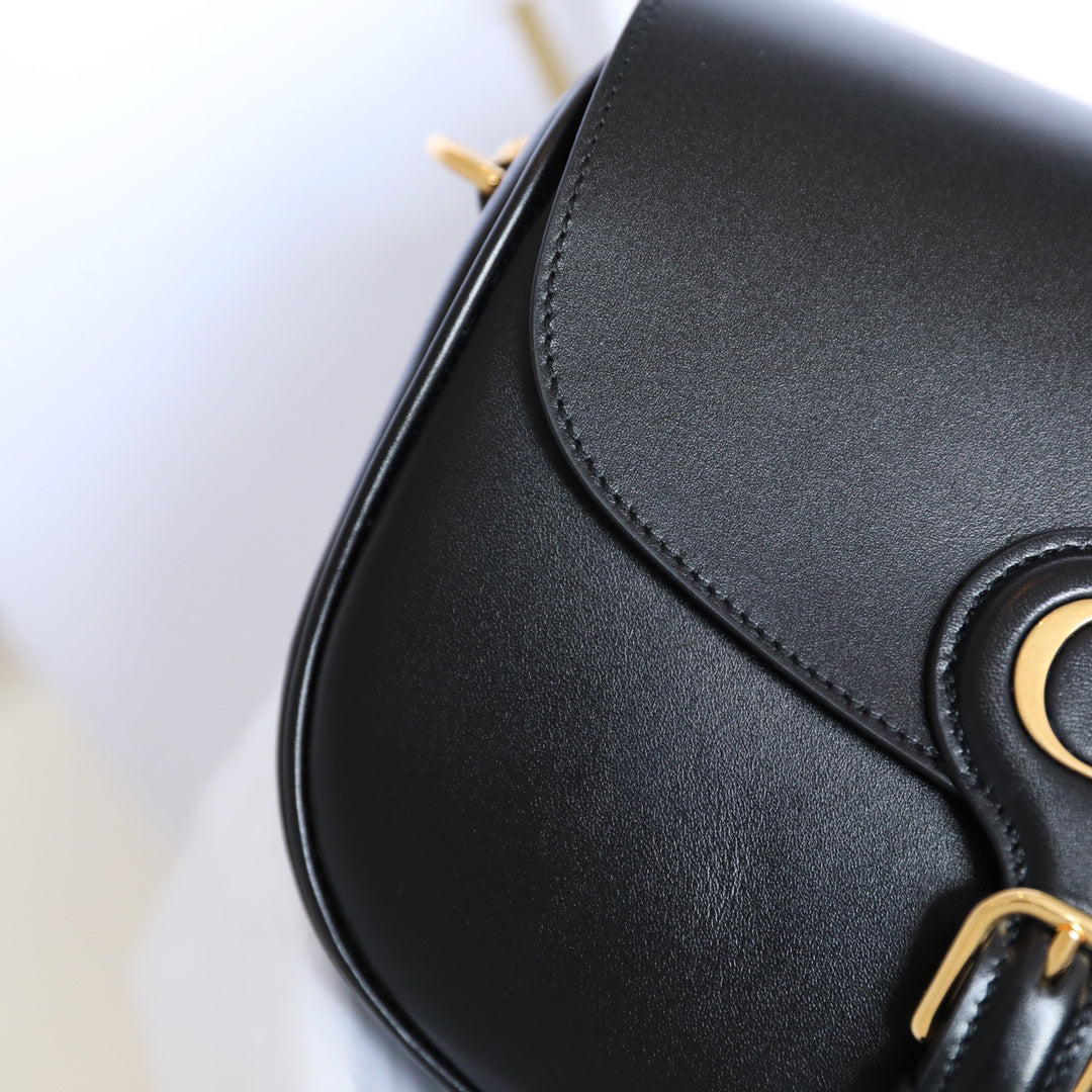 ๐ณ๐ธ๐พ๐
Inspired Bobby Bag | 22cm Italian ZP Calfskin Flap Bag with 24K Gold Hardware & Adjustable Strap