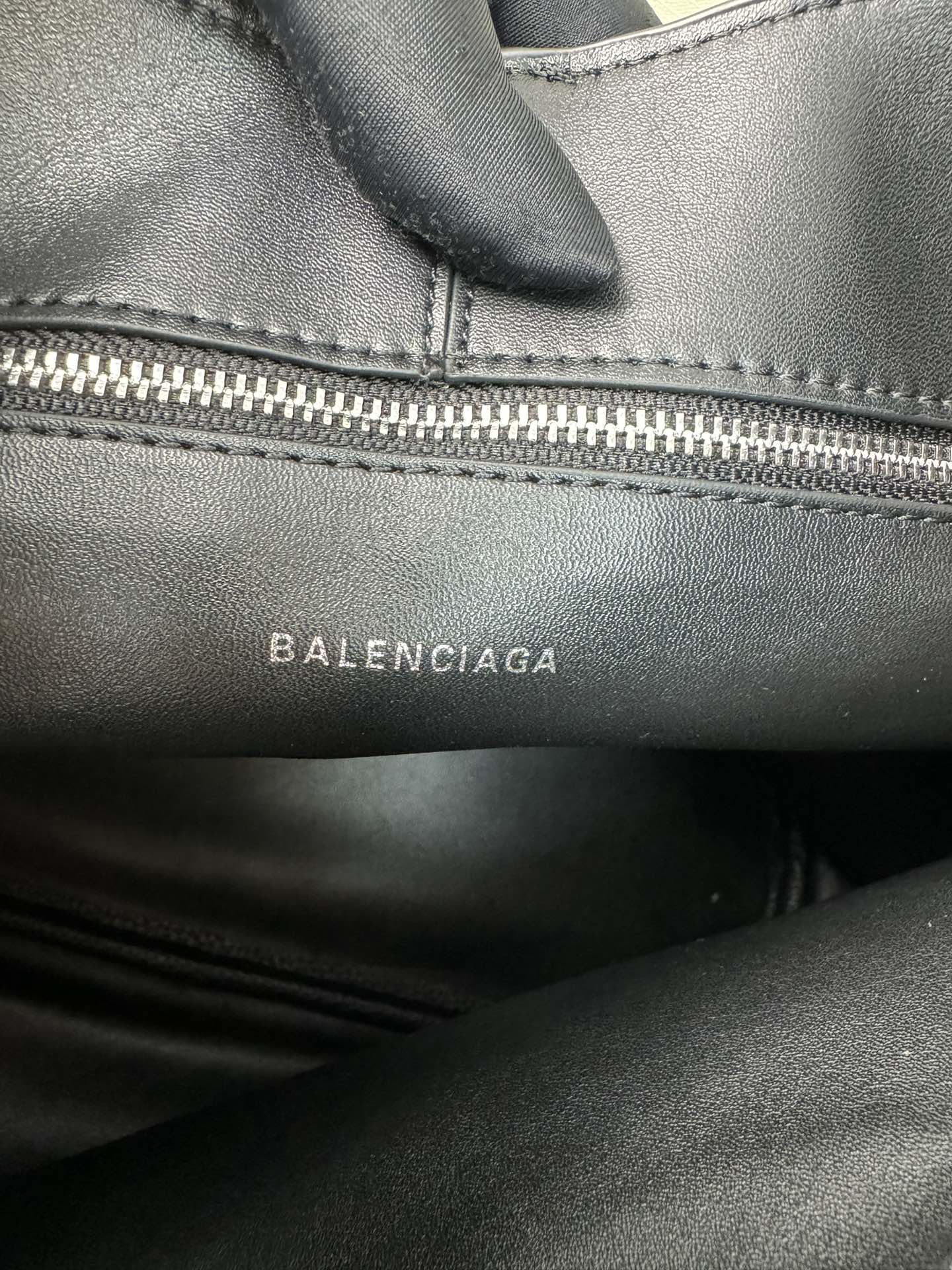 Balenciaga Locker Hobo Bag 2024 SS | Padlock Charm & Grained Leather | Large 50x35cm / Mini 15x15cm