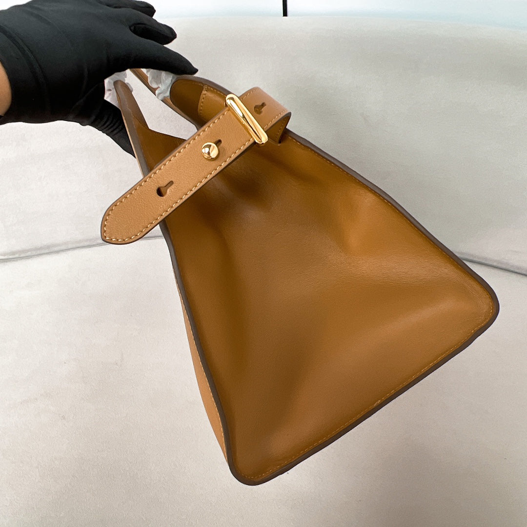 ๐ NEW RELEASE: Structured Tote Bag 40x29x20cm - Grain Leather Luxury Work Bag w/ Signature Logo