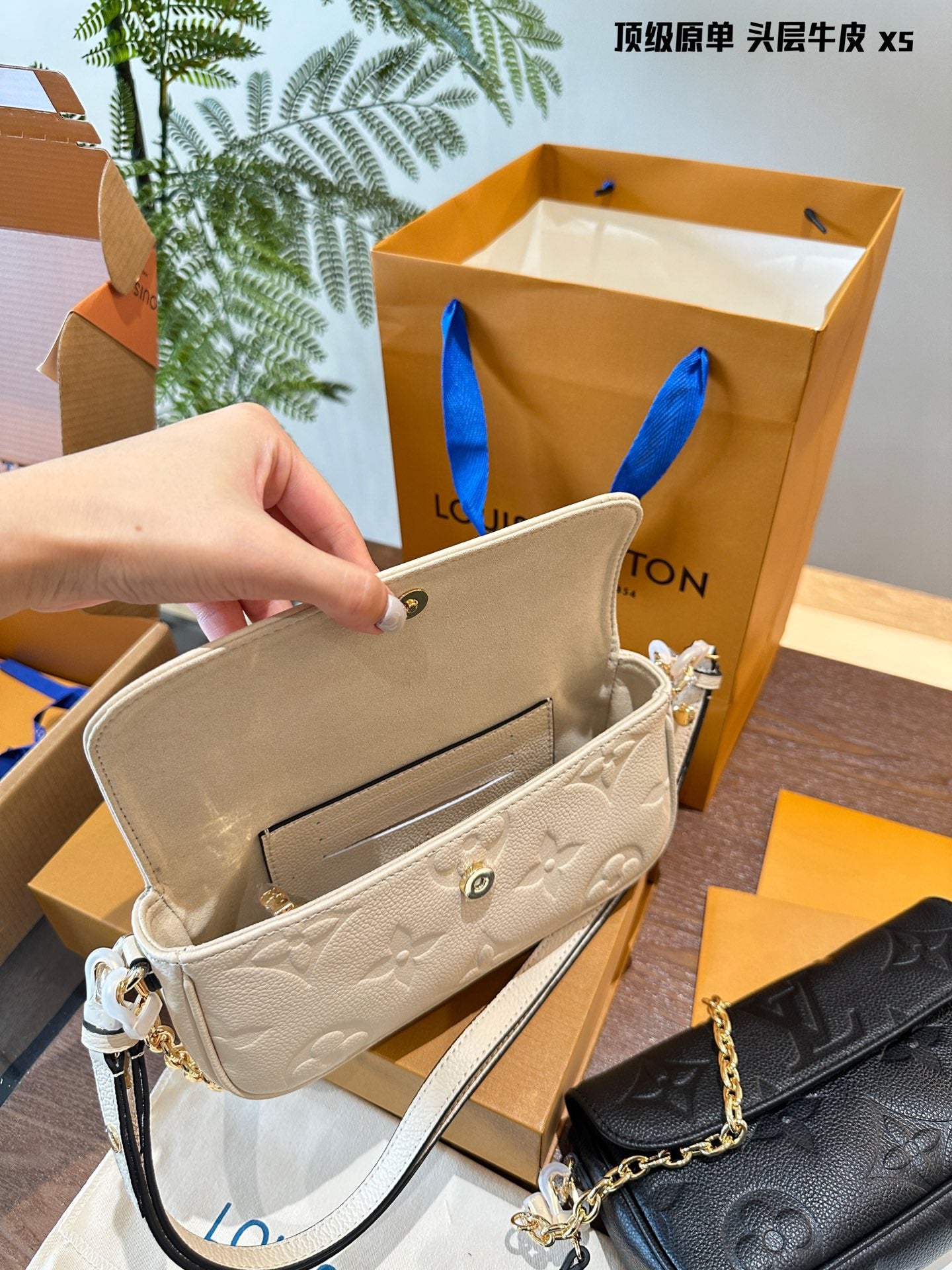 Premium Full-Grain Leather Tote Bag Luxury Textured Multi-Functional Handbag for Business Casual Use (5 Compartments)