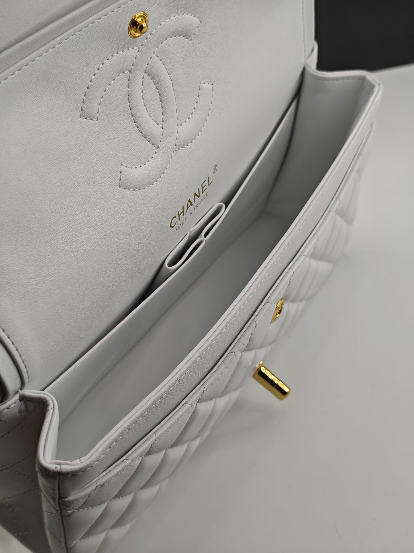 Chanel Classic CF1112 Handbag Genuine Imported Lambskin with Chip & Stamp 24K Gold Plated Hardware Anti-Fade Custom Luxury White Gold Buckle