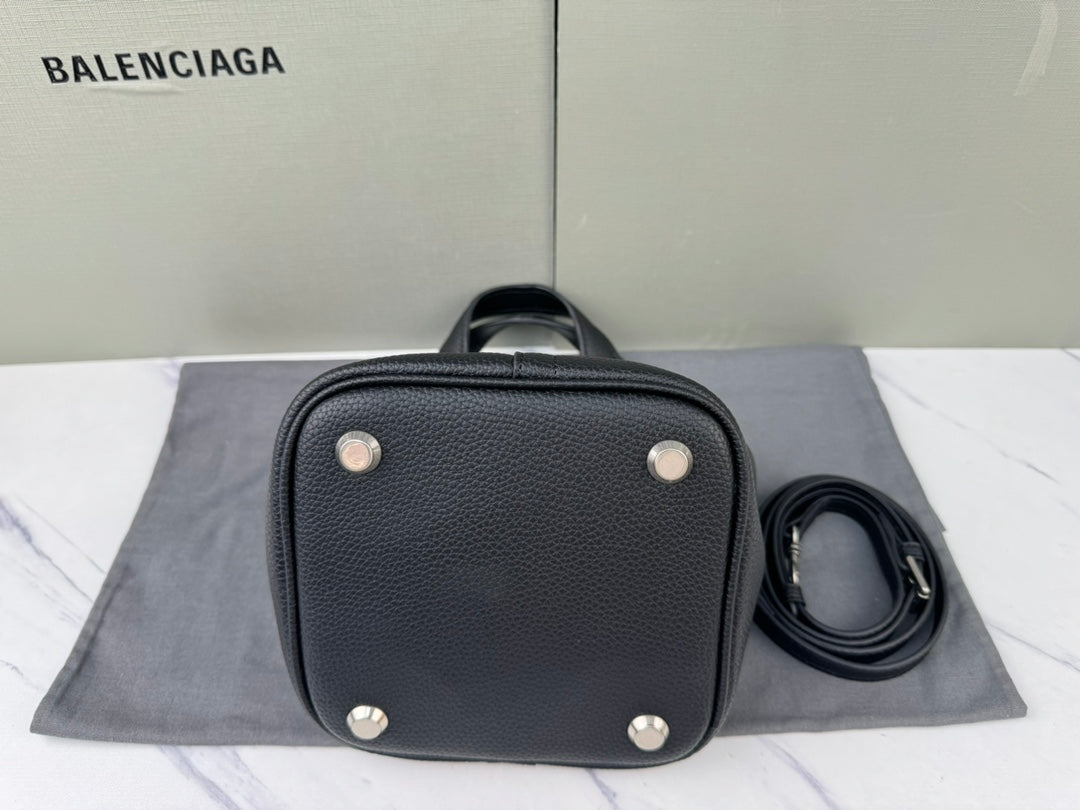 Balenciaga Locker Hobo Bag 2024 SS | Padlock Charm & Grained Leather | Large 50x35cm / Mini 15x15cm
