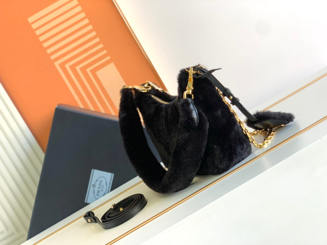 ✨2022 Winter Puffer Tote Bag 3in1｜Removable Chain+Plush Handle｜Triangle Logo｜22cm Spacious Organizer