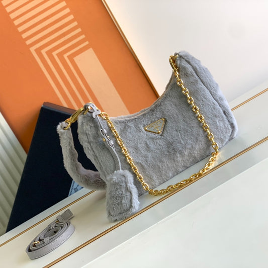 ✨2022 Viral Winter Puffer Bag 3-in-1｜Removable Chain+Plush Handle｜22cm Spacious Organizer｜Triangle Emblem