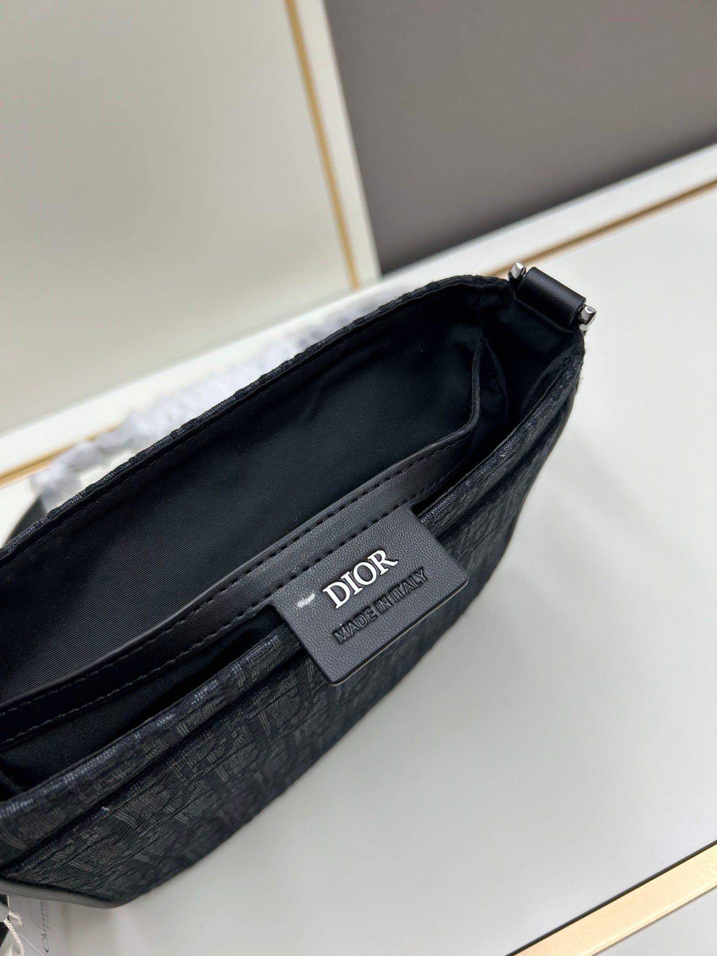 Dior Men's 2024 Fall Messenger Bag｜Magnetic Flap & Adjustable Strap｜Gravity Embossed Leather｜Luxury Crossbody Bag with Dust Cover