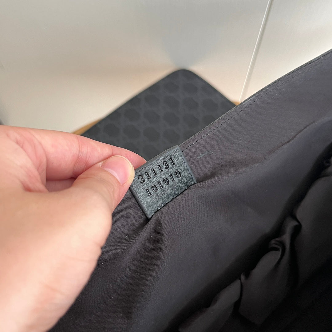 Gucci Luxury Diaper Bag – Spacious 44×28×14cm Tote with Side Pockets Foldable Mat & Adjustable Strap Unisex Design