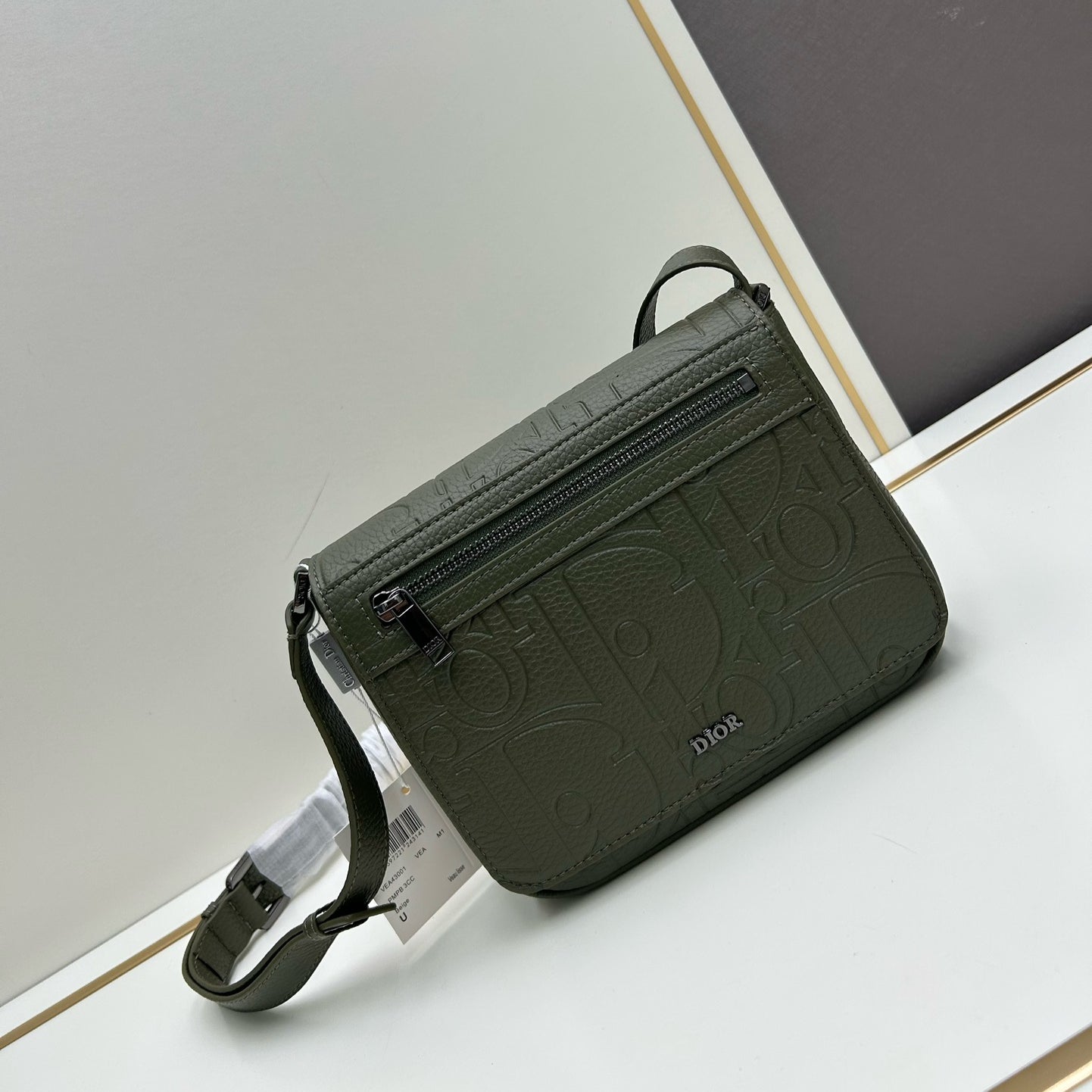 Dior Men's 2024 Fall Messenger Bag｜Top Original Luxury｜Magnetic Flap & Spacious Design｜Adjustable Leather Strap｜Gravity Embossed Leather