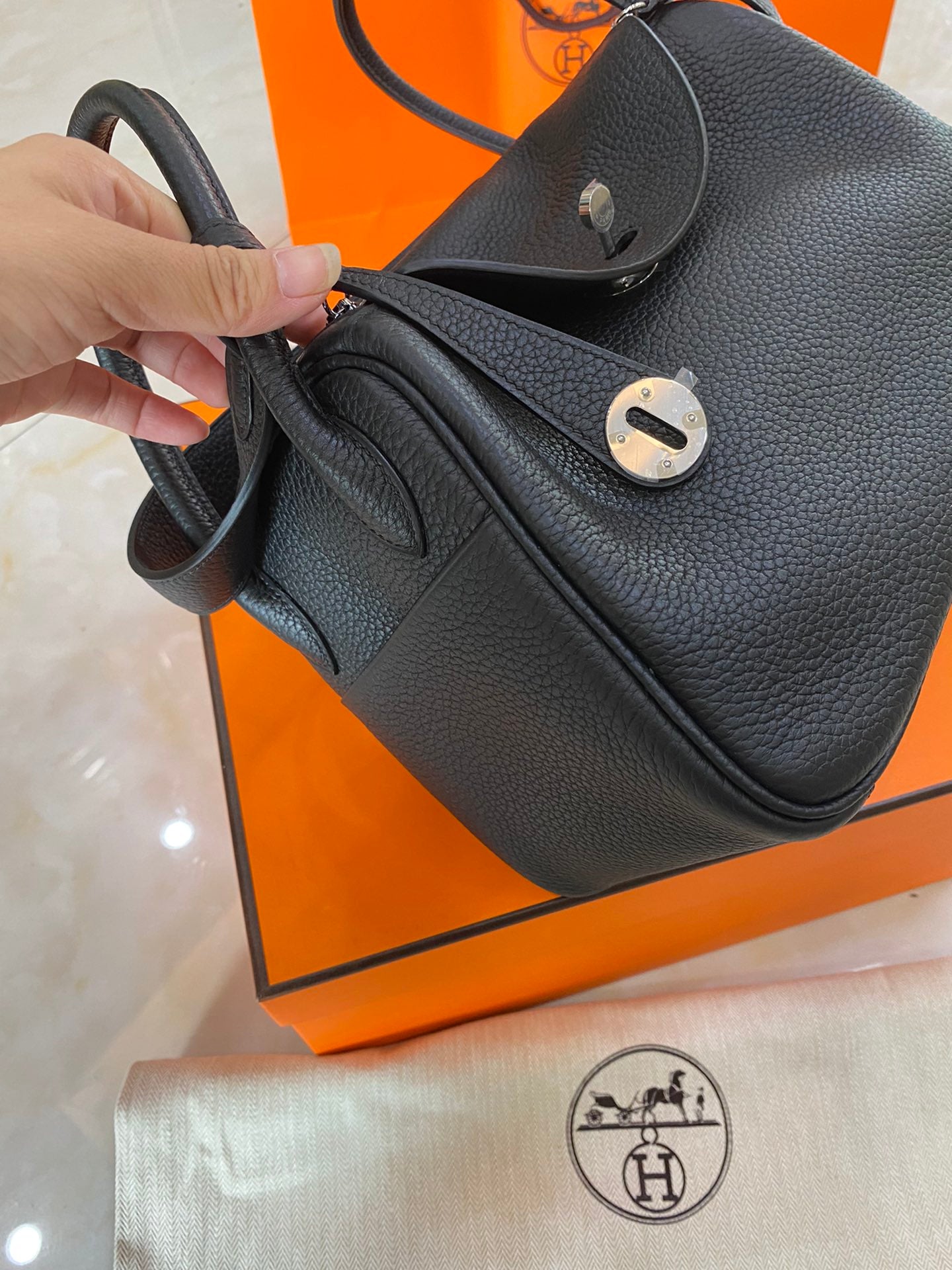 Hermès Lindy 26cm Black Silver Hardware | Handcrafted Calfskin Bag | Luxury Everyday & Evening Tote