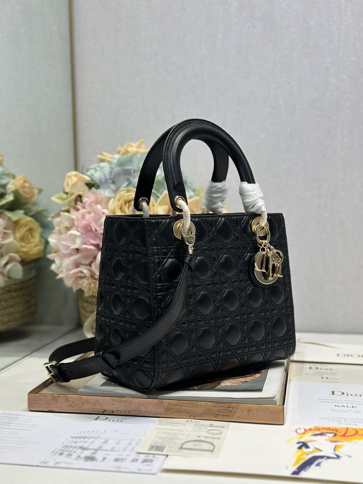 DIOR LADY DIOR MEDIUM BLACK LAMBSKIN CANNAGE QUILTED DOUBLE-STITCHING HANDBAG WITH DETACHABLE STRAP