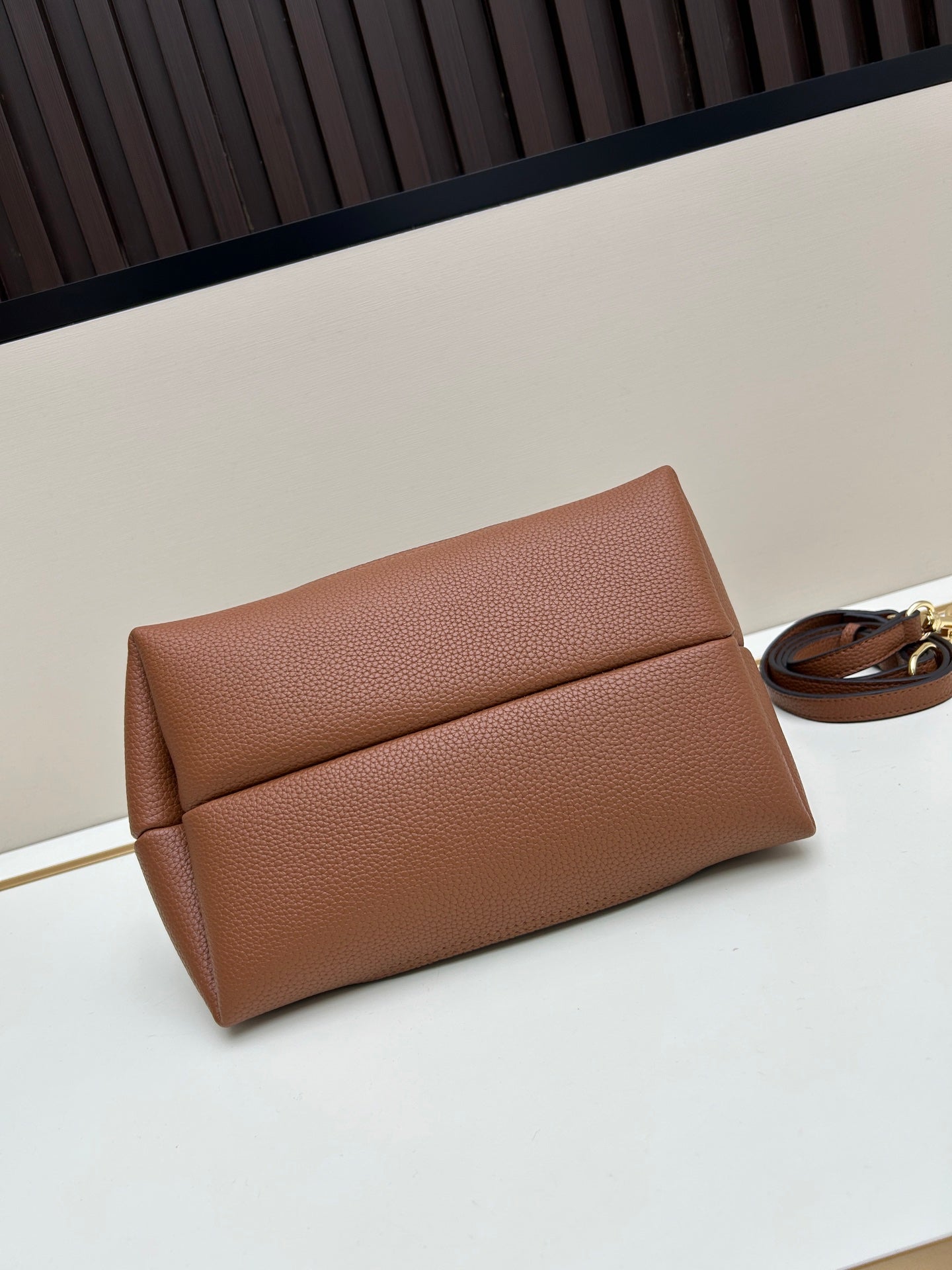 GUCCI Softbit Calfskin Tote Bag with Gift Box 27.5x21x16cm 2024 New Women's Work Bag (Perfect Holiday Gift)