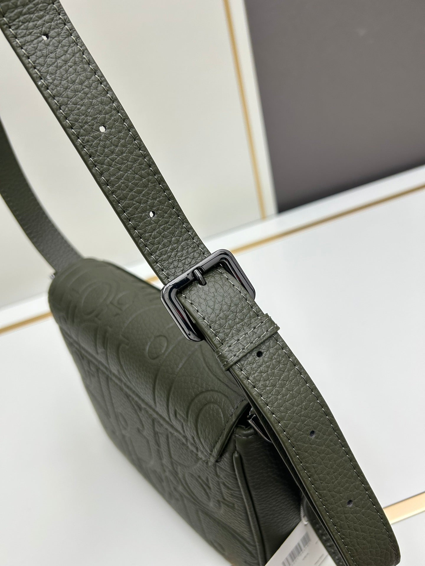 Dior Men's 2024 Fall Messenger Bag｜Top Original Luxury｜Magnetic Flap & Spacious Design｜Adjustable Leather Strap｜Gravity Embossed Leather