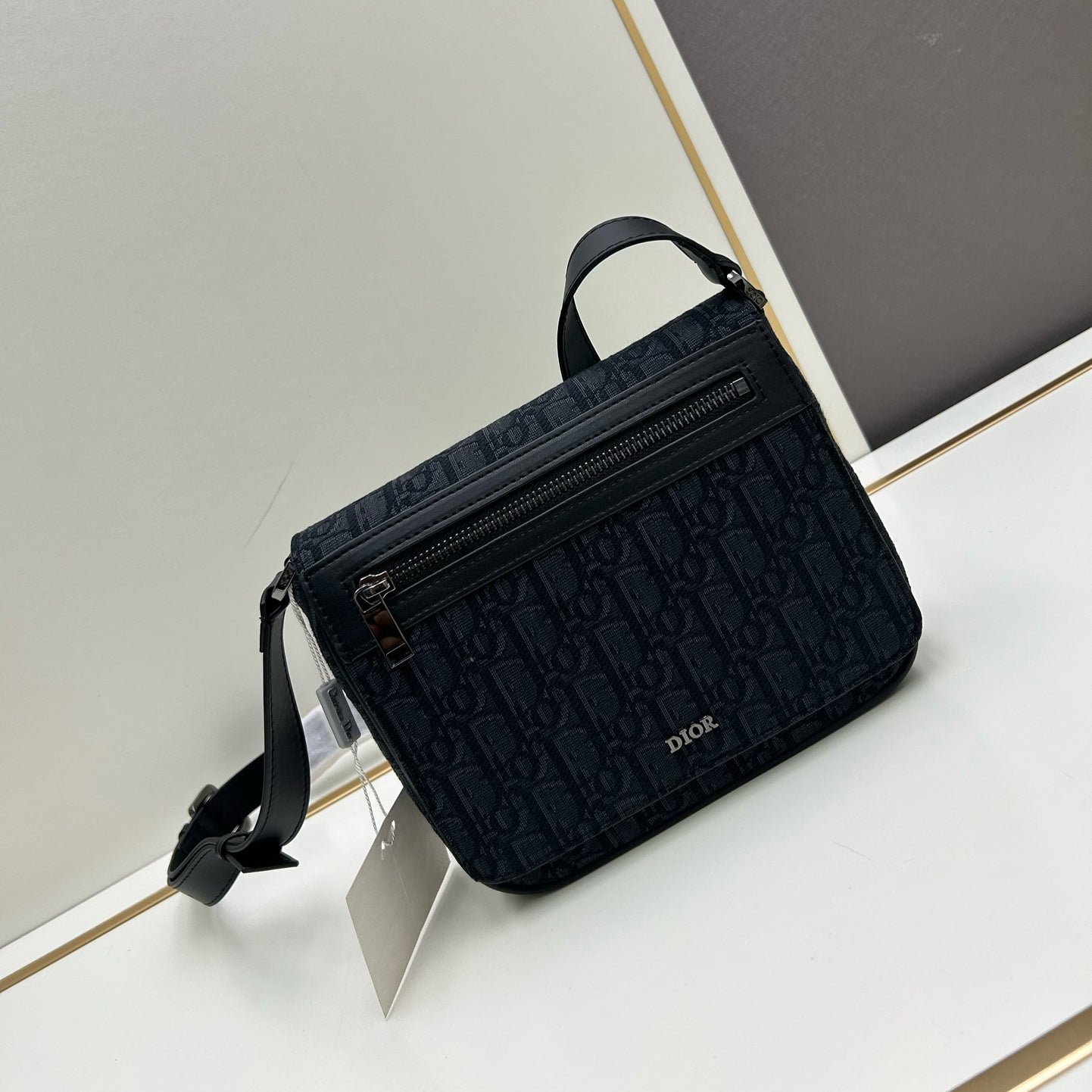 Dior Men's 2024 Fall Messenger Bag｜Magnetic Flap & Adjustable Strap｜Gravity Embossed Leather｜Luxury Crossbody Bag with Dust Cover