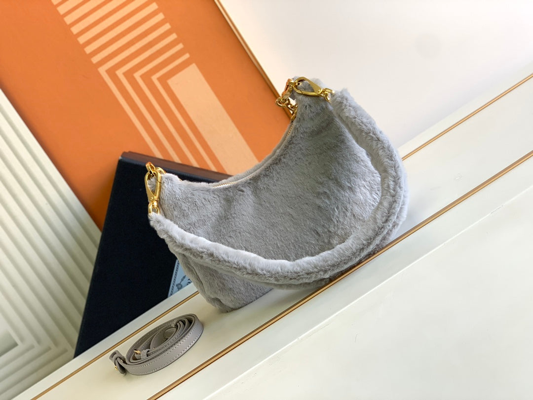 ✨2022 Viral Winter Puffer Bag 3-in-1｜Removable Chain+Plush Handle｜22cm Spacious Organizer｜Triangle Emblem