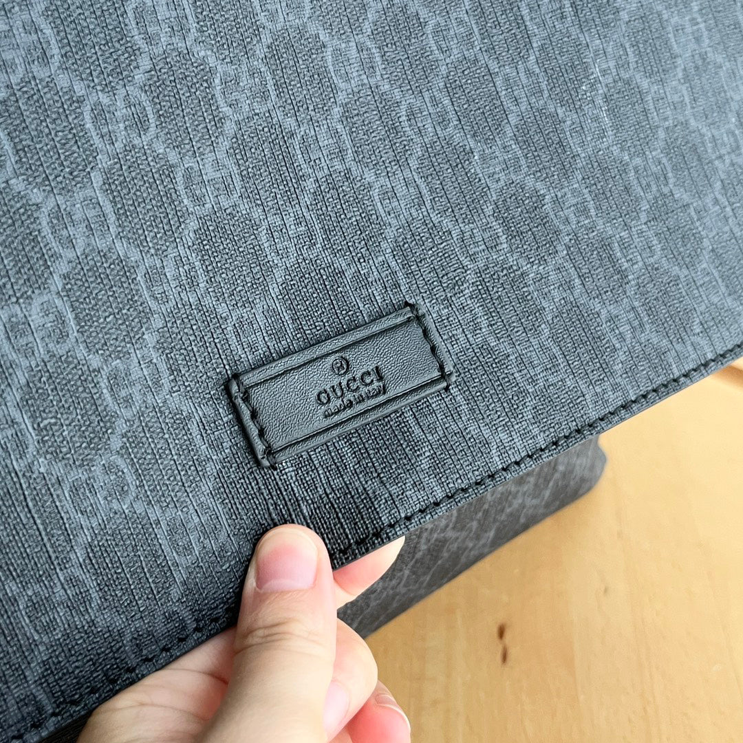 Gucci Luxury Diaper Bag – Spacious 44×28×14cm Tote with Side Pockets Foldable Mat & Adjustable Strap Unisex Design