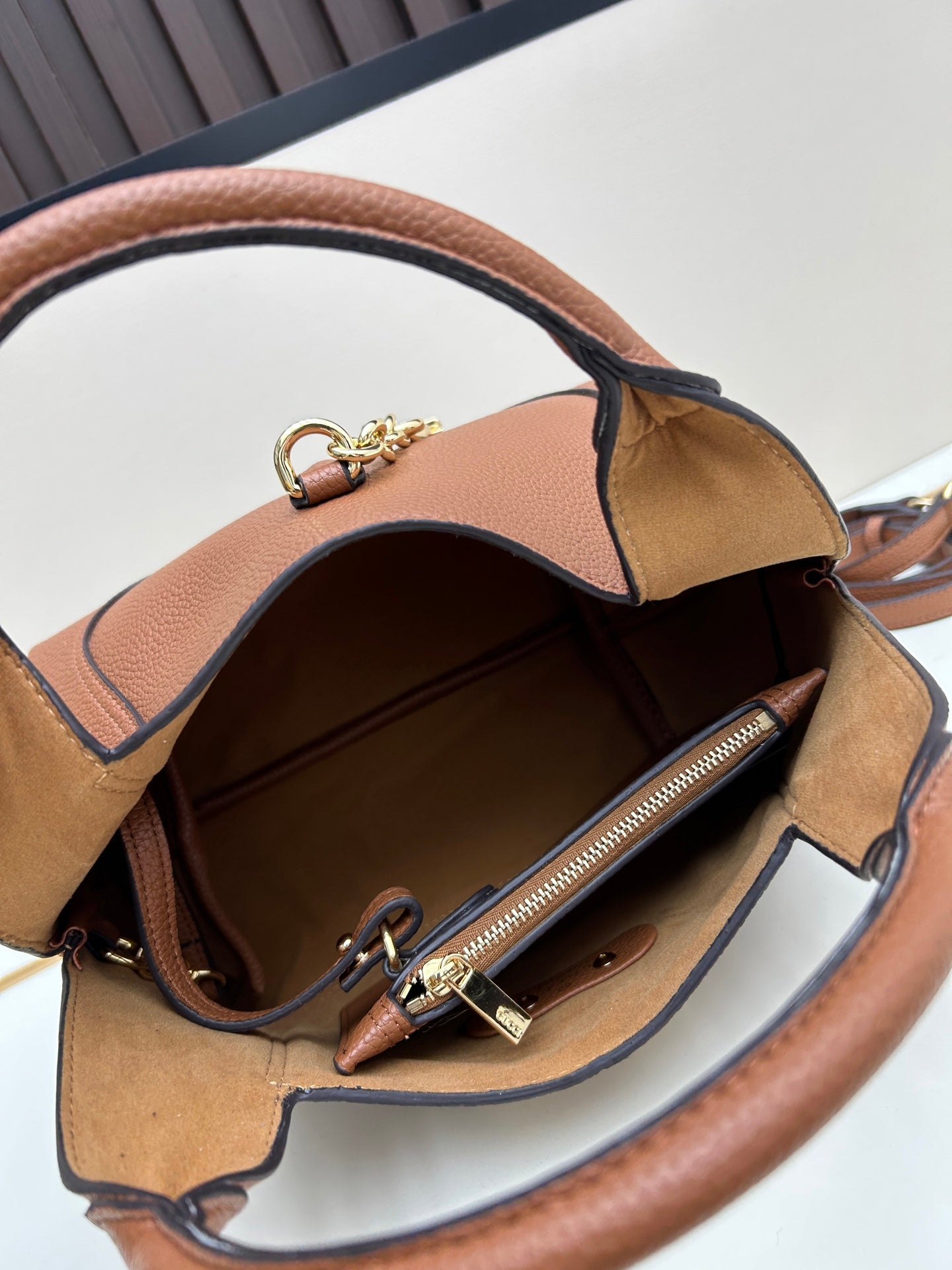 GUCCI Softbit Calfskin Tote Bag with Gift Box 27.5x21x16cm 2024 New Women's Work Bag (Perfect Holiday Gift)