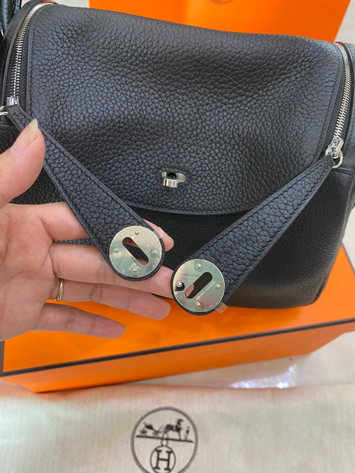 Hermès Lindy 26cm Black Silver Hardware | Handcrafted Calfskin Bag | Luxury Everyday & Evening Tote