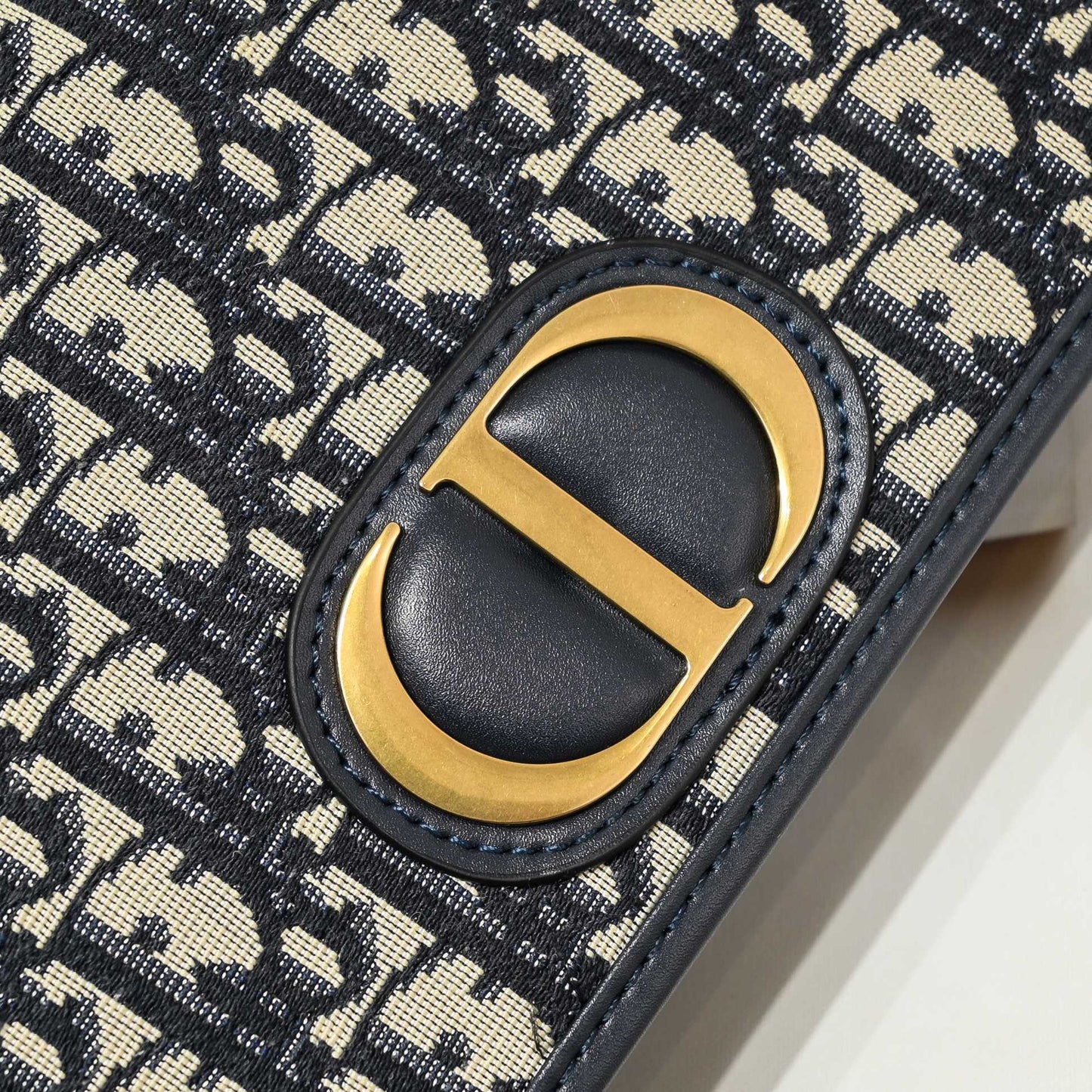 Dior 30 Montaigne Blue Oblique 2-in-1 Multifunctional Clutch Bag - Belt Strap/Shoulder/Crossbody/CD Emblem