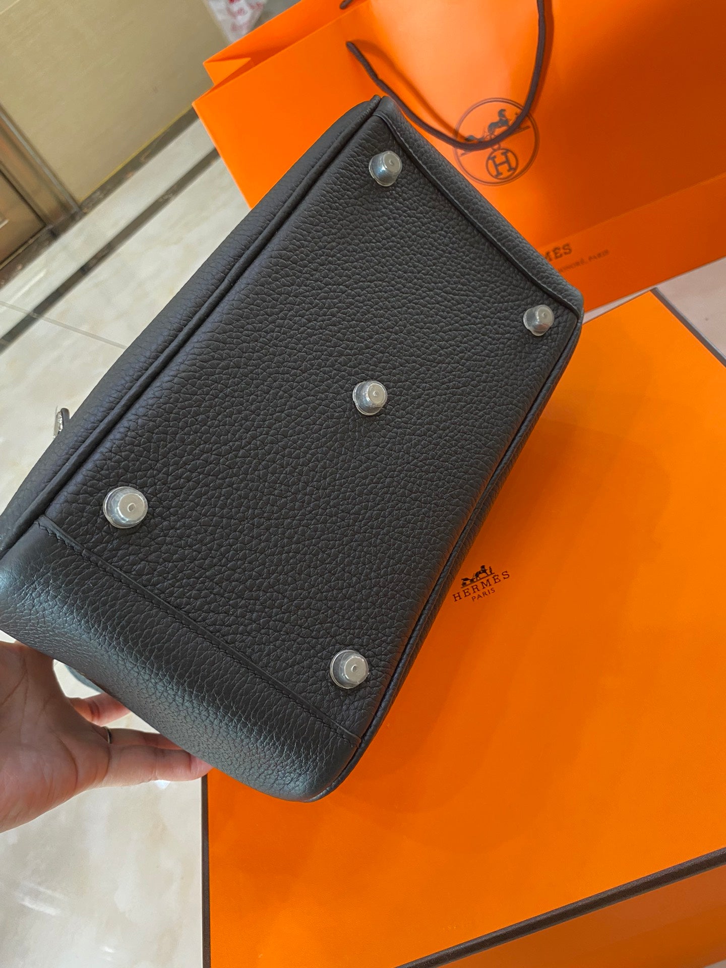 Hermès Lindy 26cm Black Silver Hardware | Handcrafted Calfskin Bag | Luxury Everyday & Evening Tote