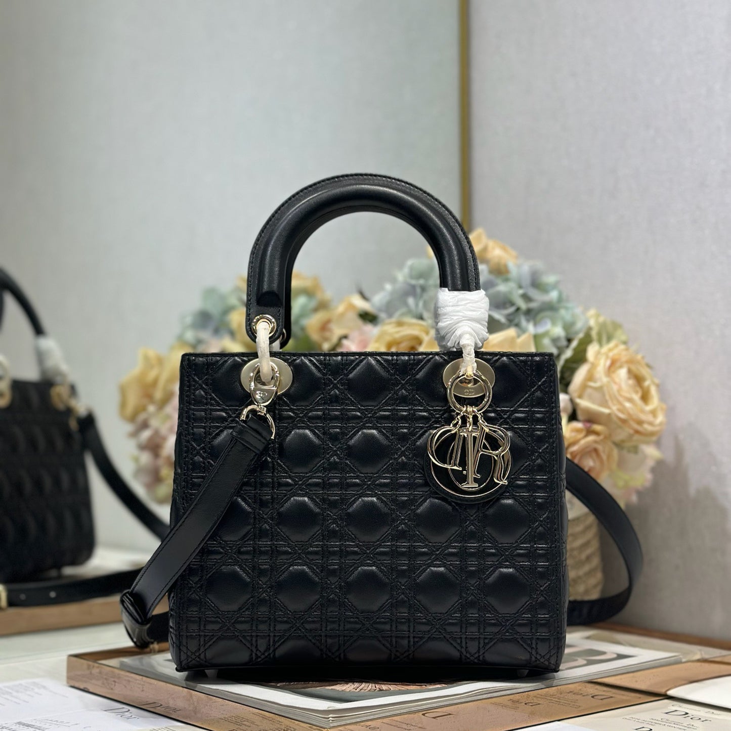 DIOR LADY DIOR MEDIUM BLACK LAMBSKIN CANNAGE QUILTED DOUBLE-STITCHING HANDBAG WITH DETACHABLE STRAP