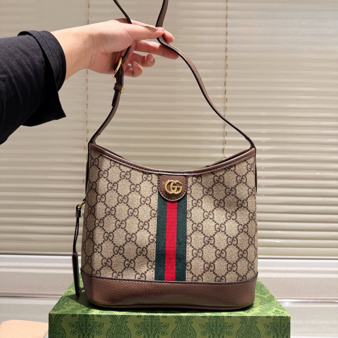 Gucci GG Hobo Tote Bag – 34.3x23.2cm Lightweight & Spacious Timeless Brown Monogram Perfect for Work & Travel