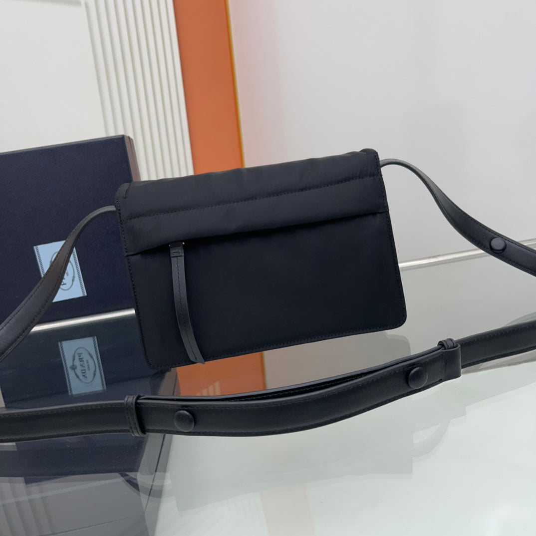 Classic Mini Messenger Bag  Padded Nylon Leather Strap Metal Accents Back Pocket Unisex Crossbody 23.5x18x11cm