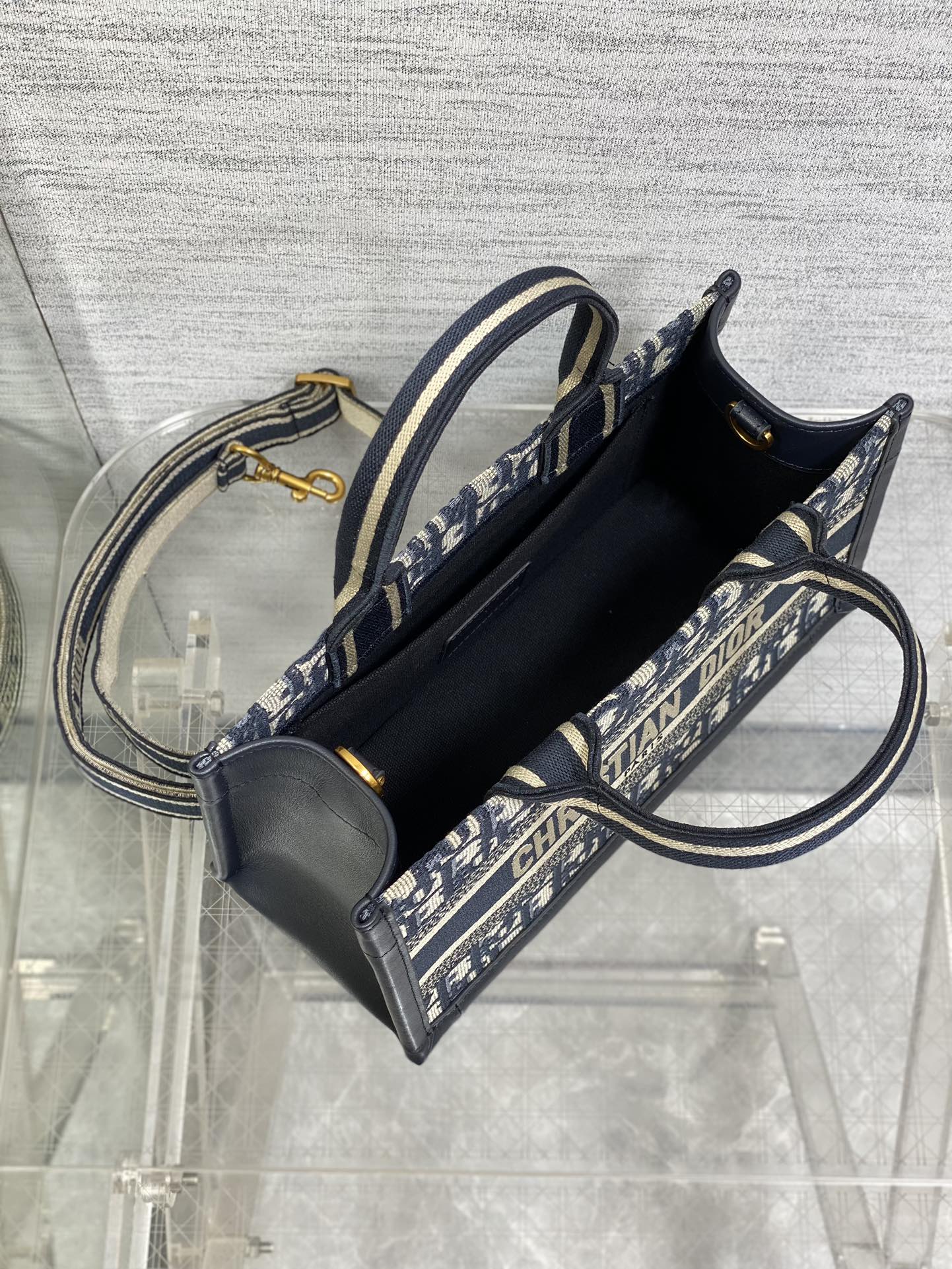 DIOR 2023 Fall/Winter Tote Bag | Monogram Embroidery Crossbody Shopper with Signature Letters, 27cm