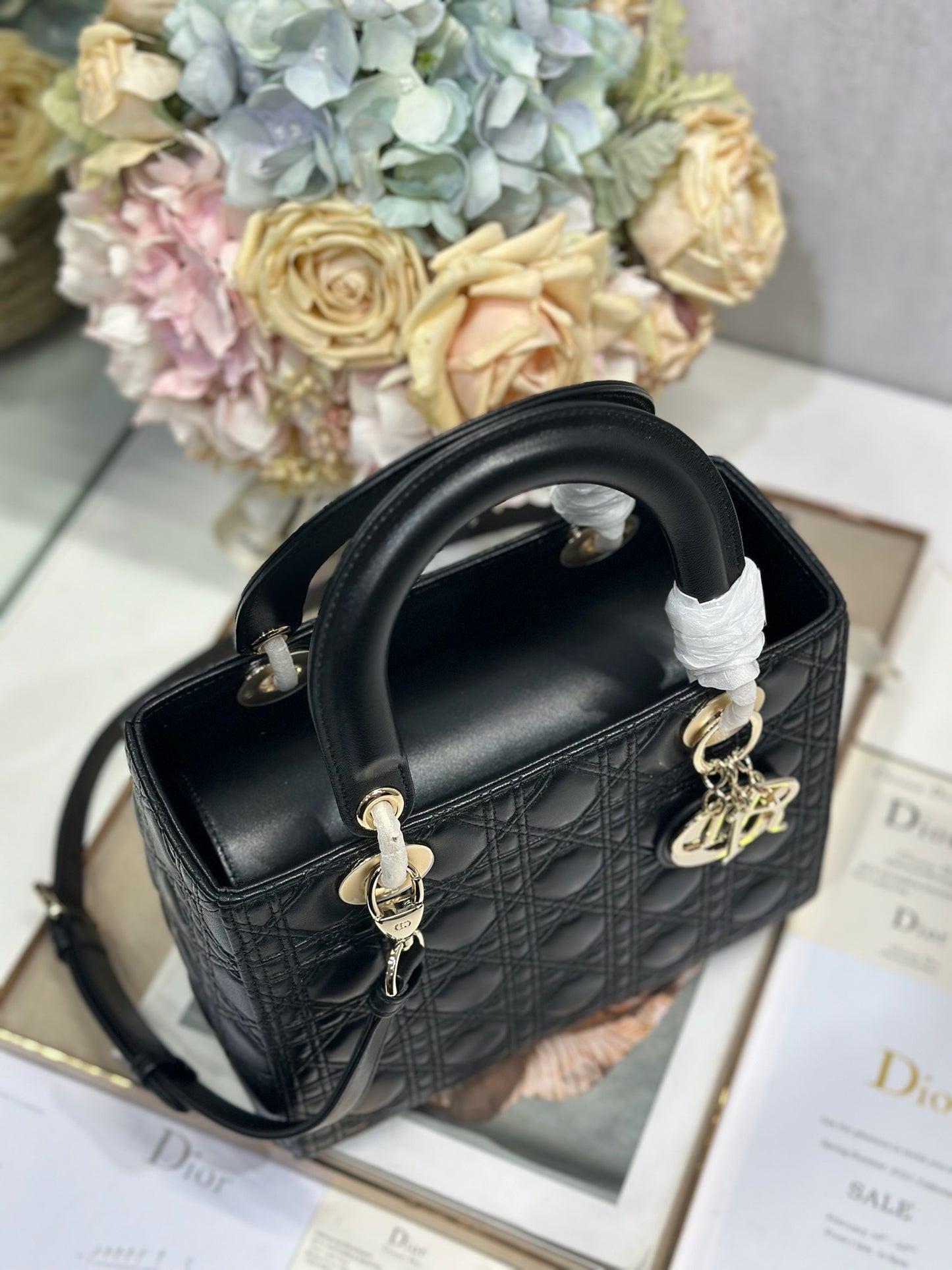 DIOR LADY DIOR MEDIUM BLACK LAMBSKIN CANNAGE QUILTED DOUBLE-STITCHING HANDBAG WITH DETACHABLE STRAP