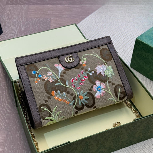 Gucci Vintage Clutch Bag with 3D Embossed Design - 26×18cm Timeless Retro Shoulder Bag for Women & Men