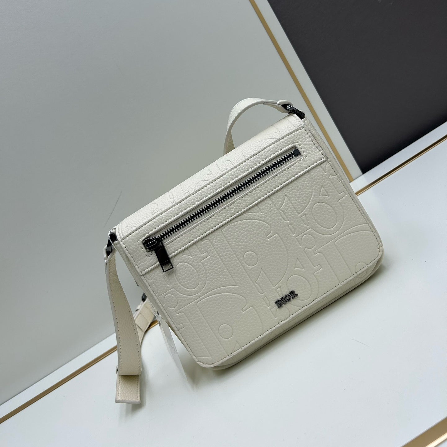 Dior Men's 2024 Fall Messenger Bag｜Magnetic Flap & Adjustable Strap｜Gravity Embossed Leather｜Luxury Crossbody Bag with Dust Cover