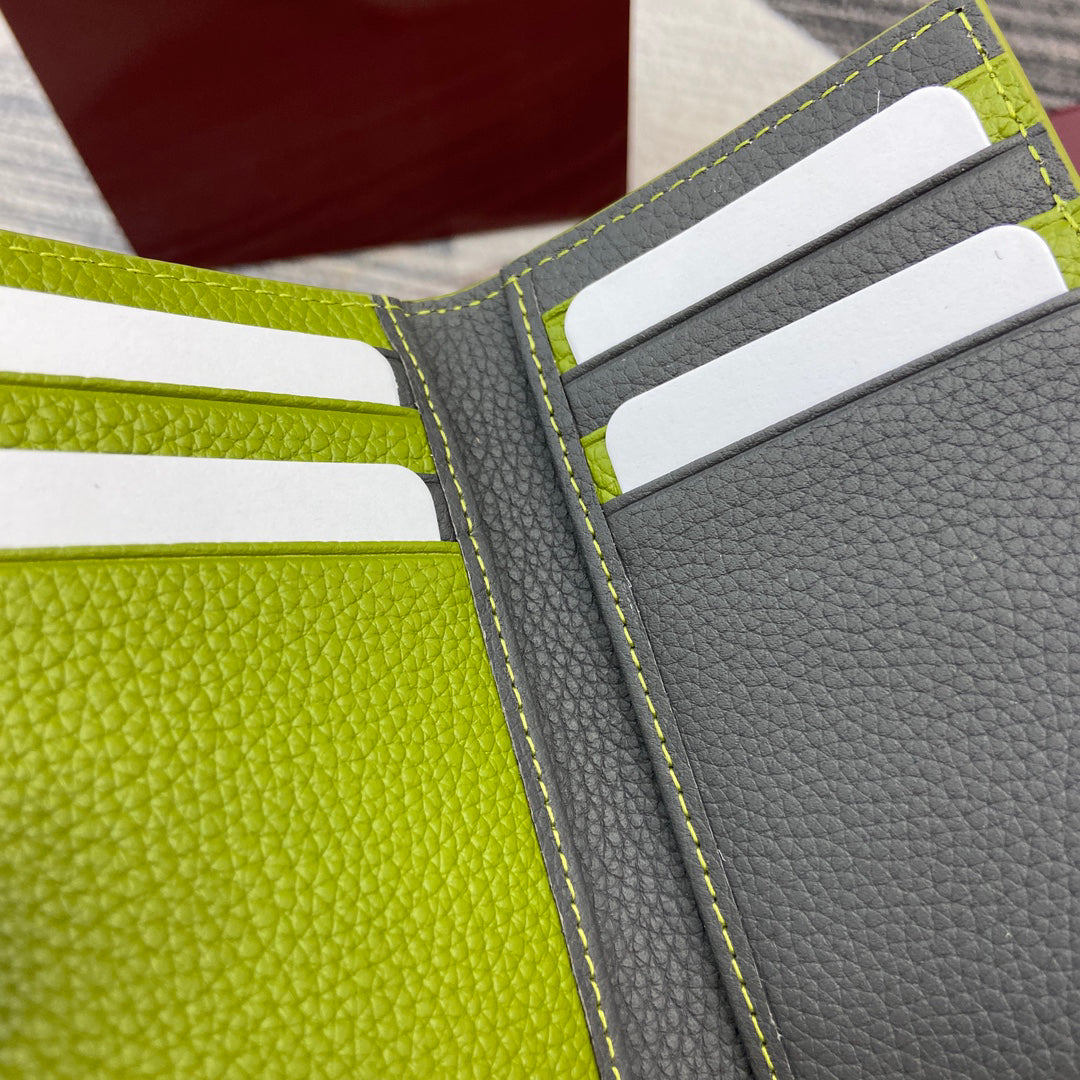 Gucci 2025 Early Spring Collection Green Calfskin Leather Bifold Wallet - Iconic Motif, Compact Elegance