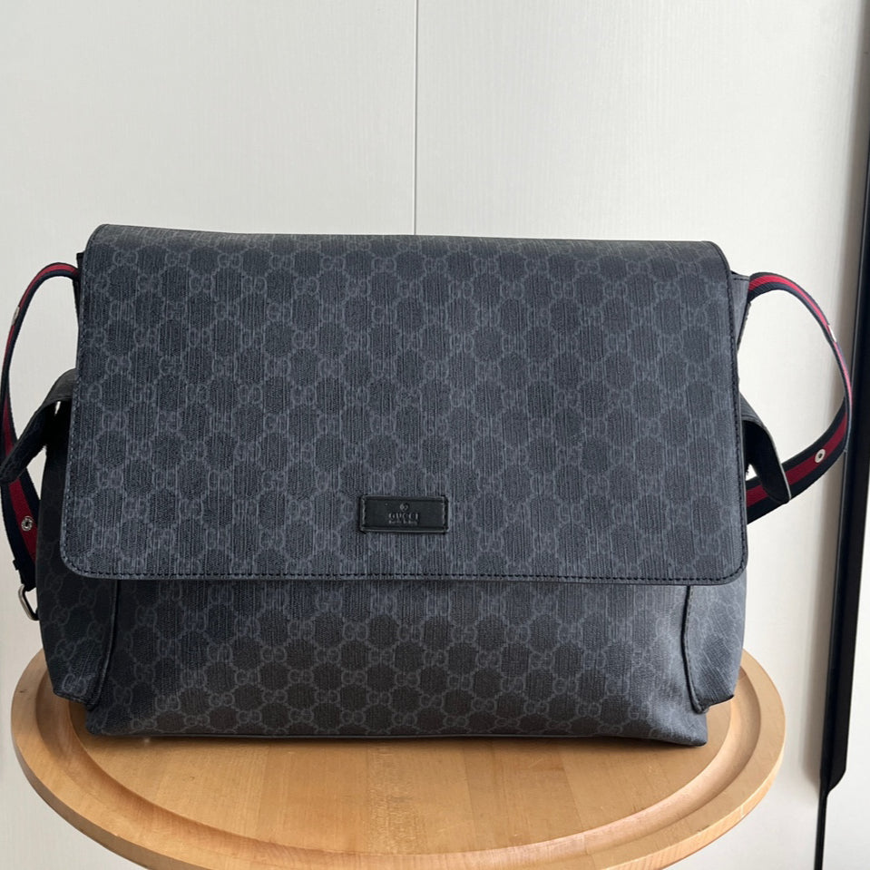 Gucci Luxury Diaper Bag – Spacious 44×28×14cm Tote with Side Pockets Foldable Mat & Adjustable Strap Unisex Design