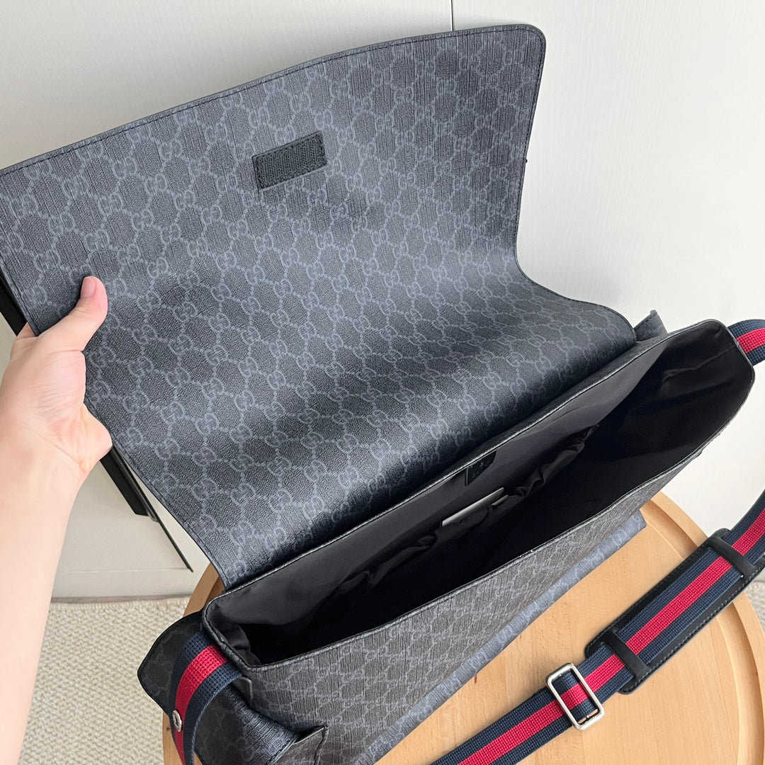 Gucci Luxury Diaper Bag – Spacious 44×28×14cm Tote with Side Pockets Foldable Mat & Adjustable Strap Unisex Design