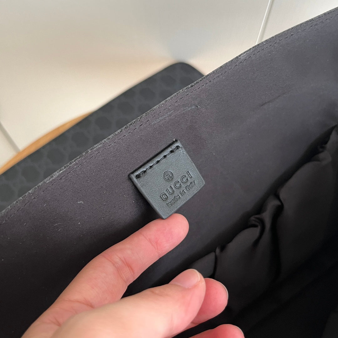 Gucci Luxury Diaper Bag – Spacious 44×28×14cm Tote with Side Pockets Foldable Mat & Adjustable Strap Unisex Design