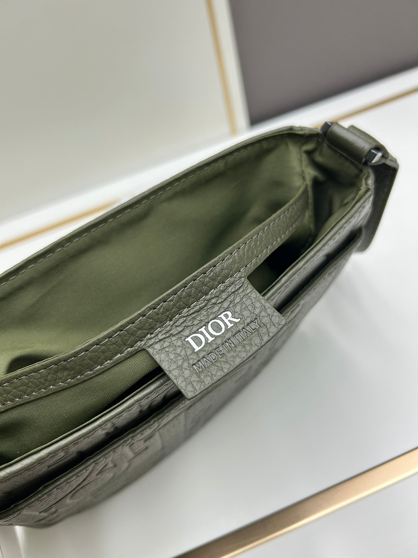 Dior Men's 2024 Fall Messenger Bag｜Top Original Luxury｜Magnetic Flap & Spacious Design｜Adjustable Leather Strap｜Gravity Embossed Leather