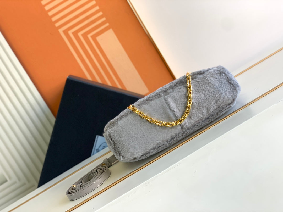 ✨2022 Viral Winter Puffer Bag 3-in-1｜Removable Chain+Plush Handle｜22cm Spacious Organizer｜Triangle Emblem