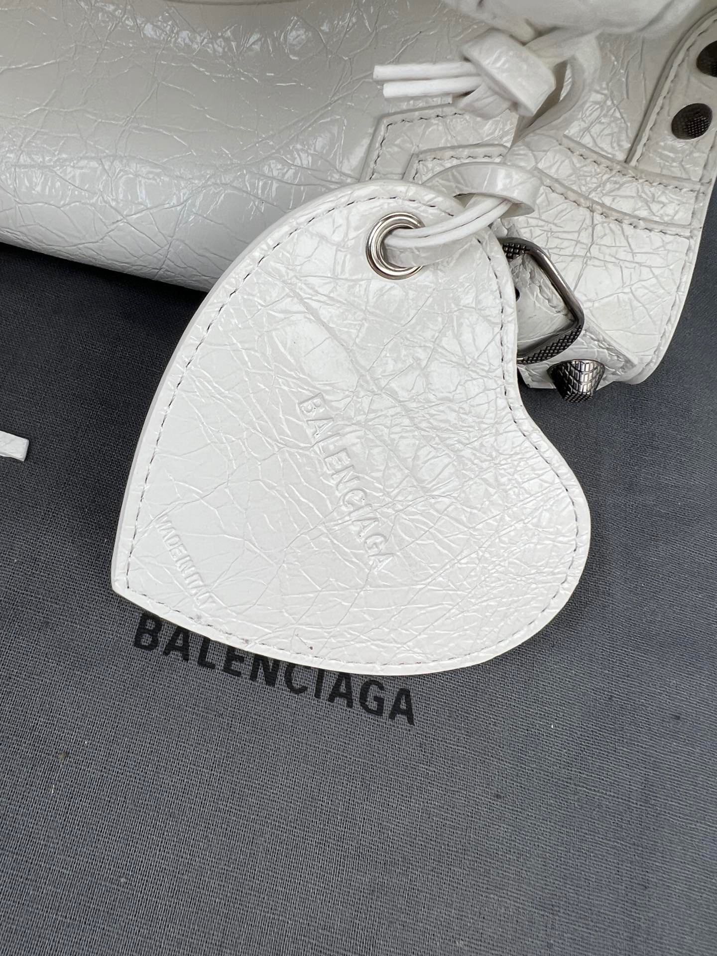 White Paris Neo Cagole Biker Bag 2023 - Edgy Heart Mirror Bucket Bag | 26cm Statement Piece