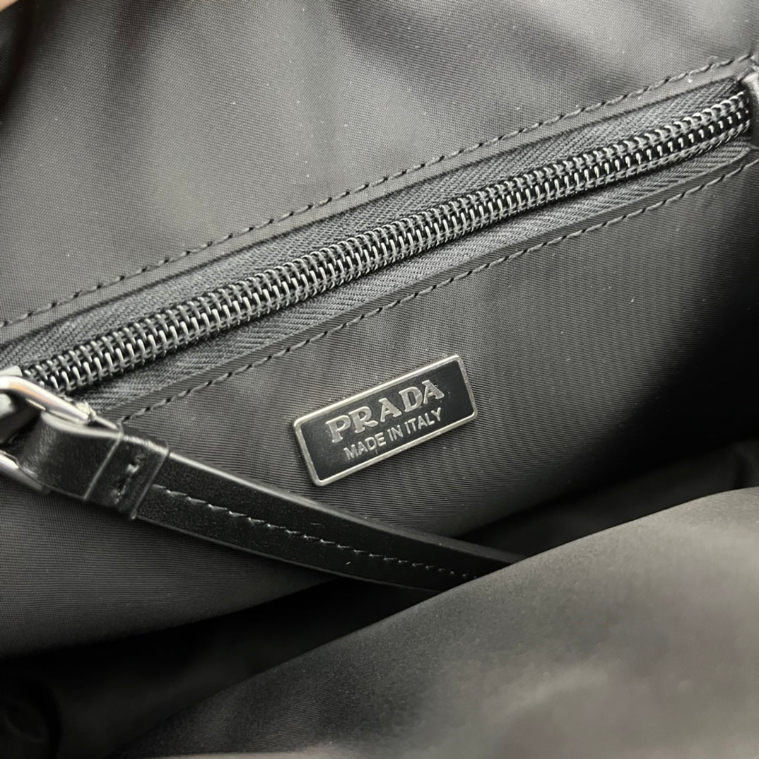 Classic Mini Messenger Bag  Padded Nylon Leather Strap Metal Accents Back Pocket Unisex Crossbody 23.5x18x11cm