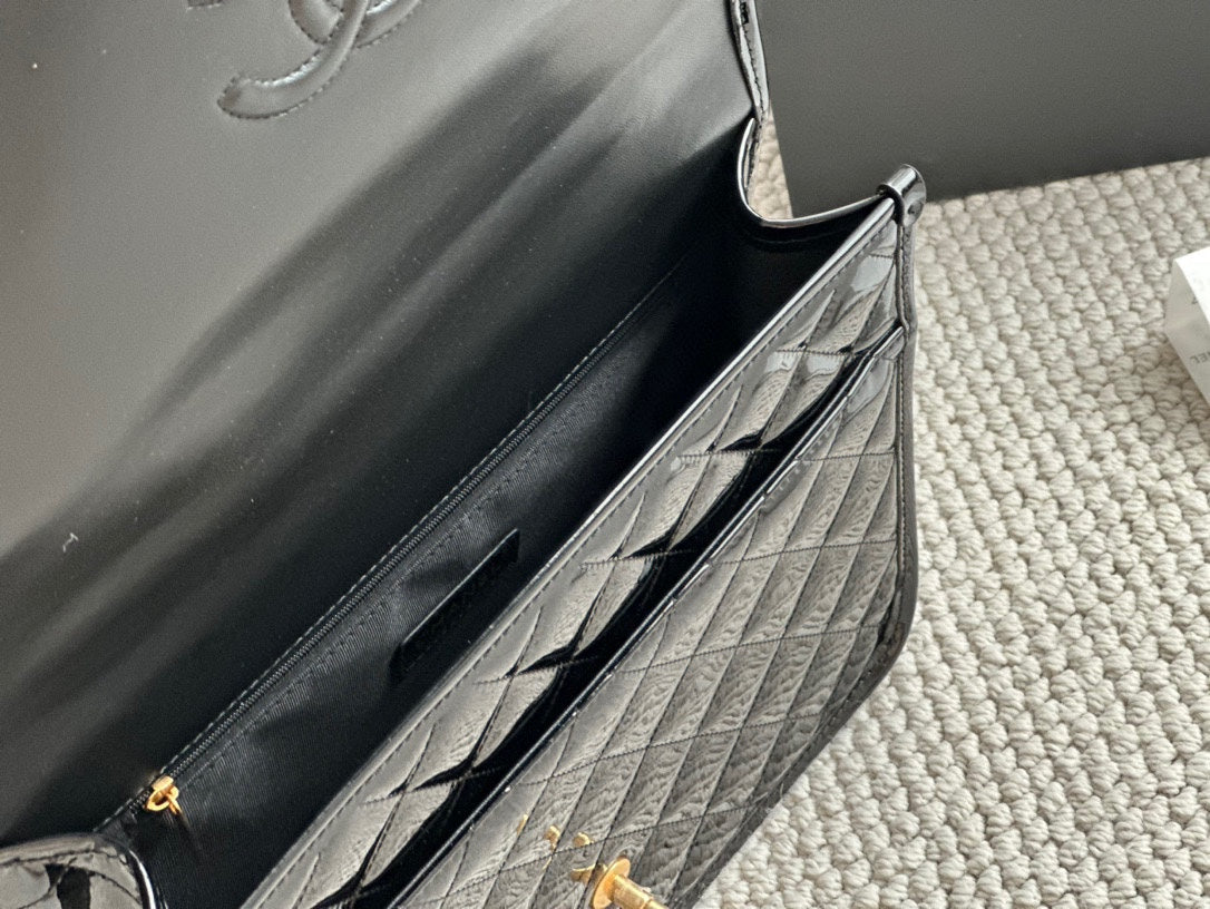 Chanel22k Glossy Quilted Backpack | Classic Metal Chain + 3D Diamond Stitch | 31x26cm Limited Edition Luxury