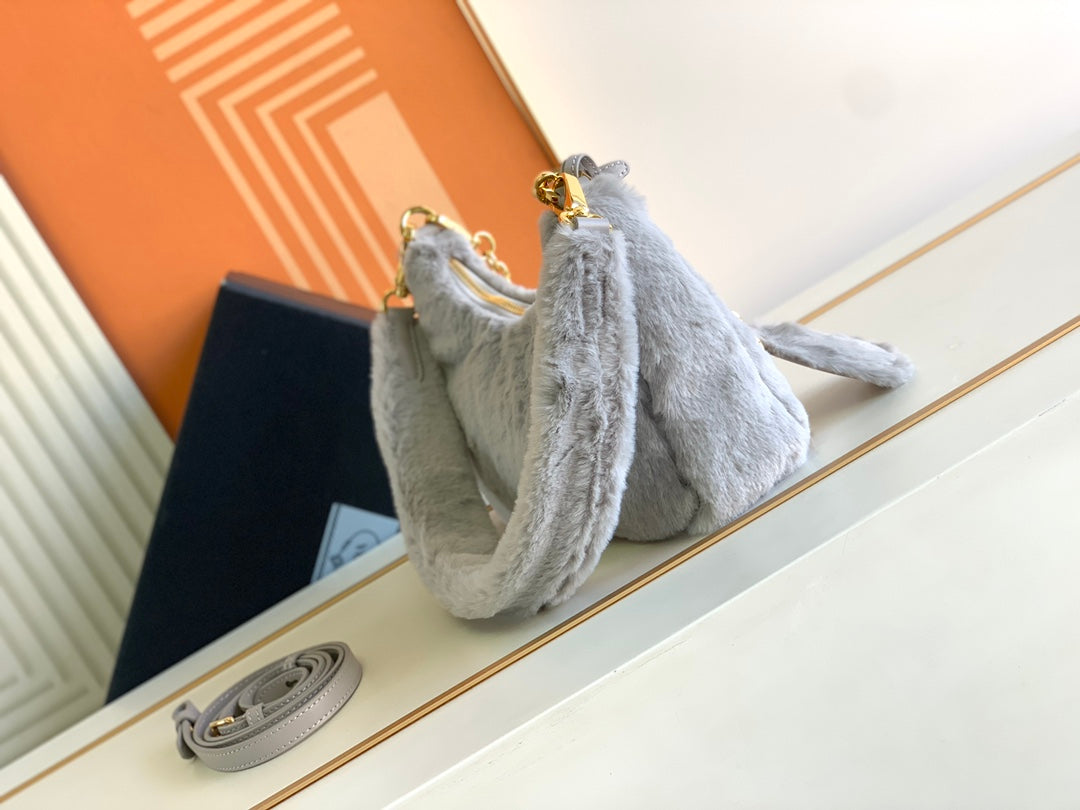 ✨2022 Viral Winter Puffer Bag 3-in-1｜Removable Chain+Plush Handle｜22cm Spacious Organizer｜Triangle Emblem