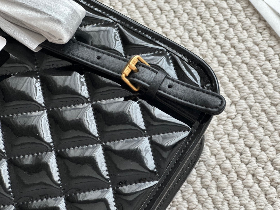 Chanel22k Glossy Quilted Backpack | Classic Metal Chain + 3D Diamond Stitch | 31x26cm Limited Edition Luxury