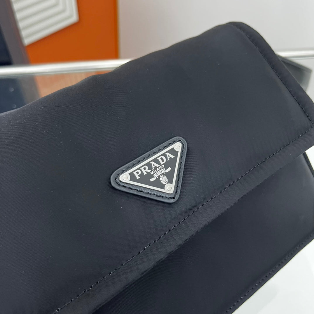 Classic Mini Messenger Bag  Padded Nylon Leather Strap Metal Accents Back Pocket Unisex Crossbody 23.5x18x11cm