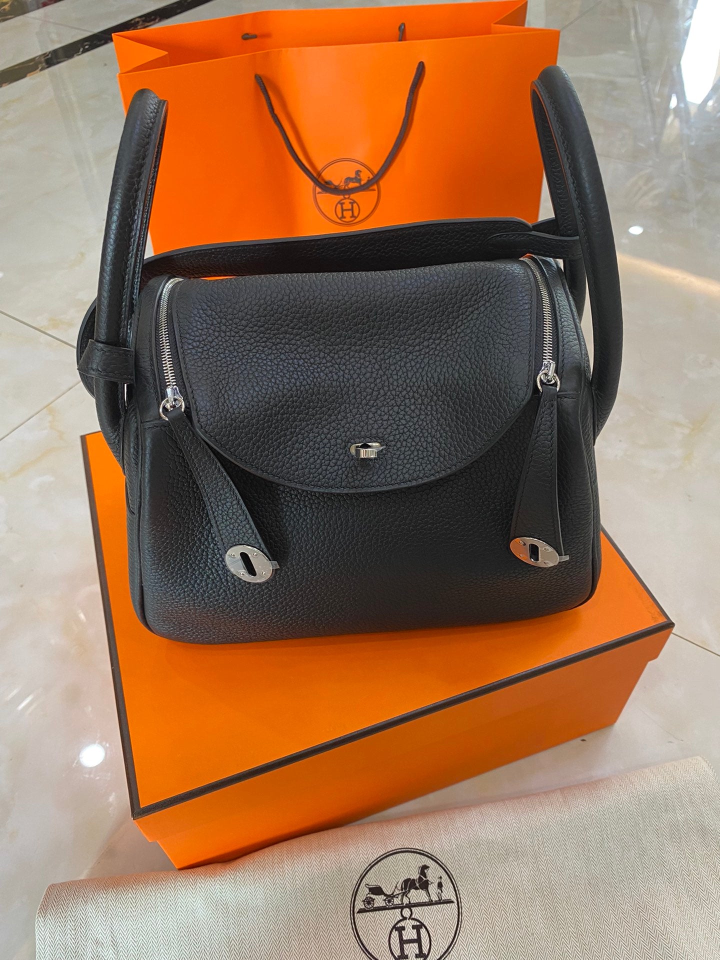 Hermès Lindy 26cm Black Silver Hardware | Handcrafted Calfskin Bag | Luxury Everyday & Evening Tote
