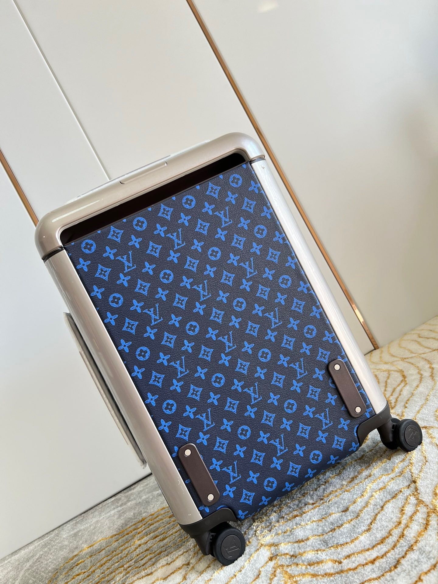Exclusive Horizon Monogram Suitcase | LV-Inspired Design | Leather Corners | Oversized Handle | 35×23×53cm Carry-On