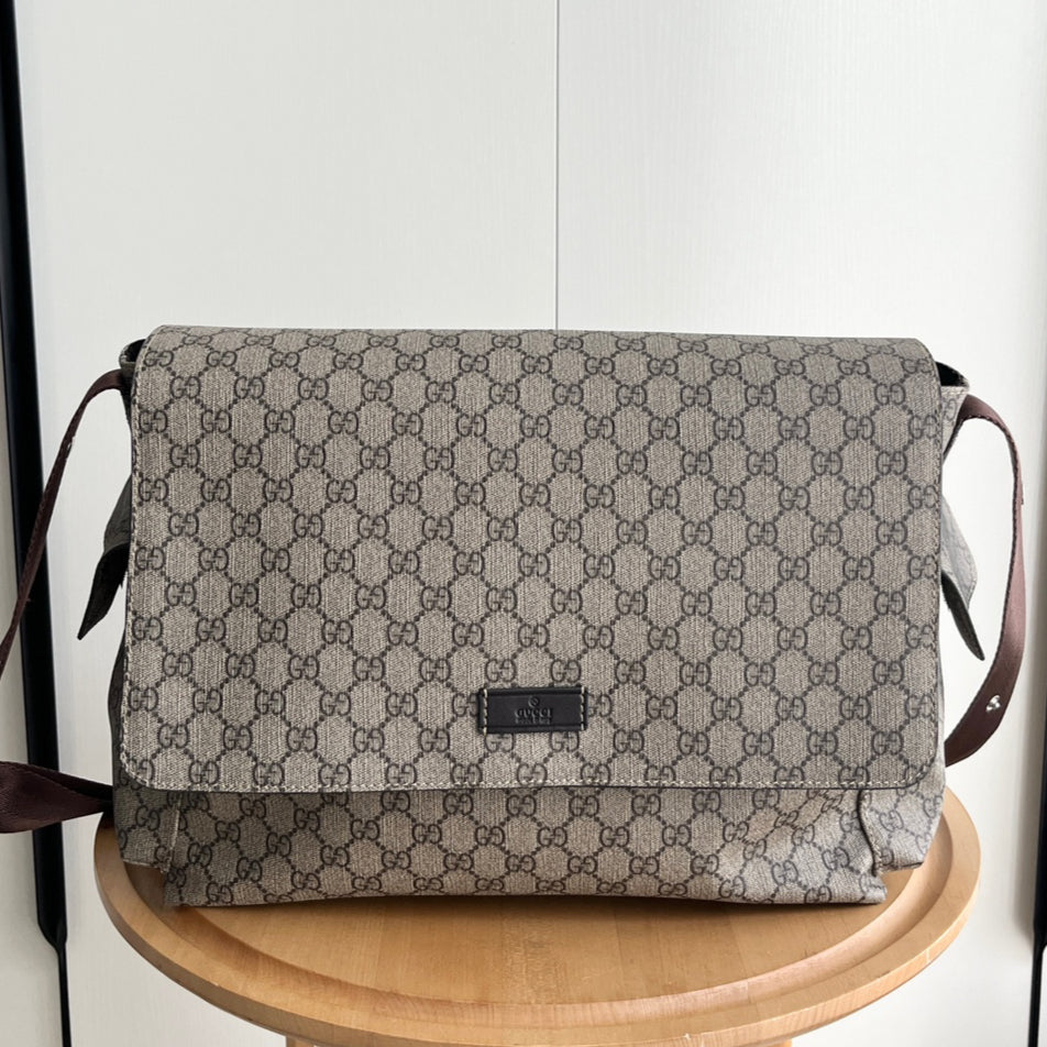 Gucci Luxury Diaper Bag – 44×28×14cm Spacious Tote with Side Pockets Foldable Mat & Adjustable Strap Unisex Design