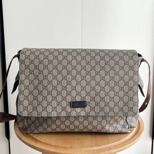 Gucci Luxury Diaper Bag – 44×28×14cm Spacious Tote with Side Pockets Foldable Mat & Adjustable Strap Unisex Design