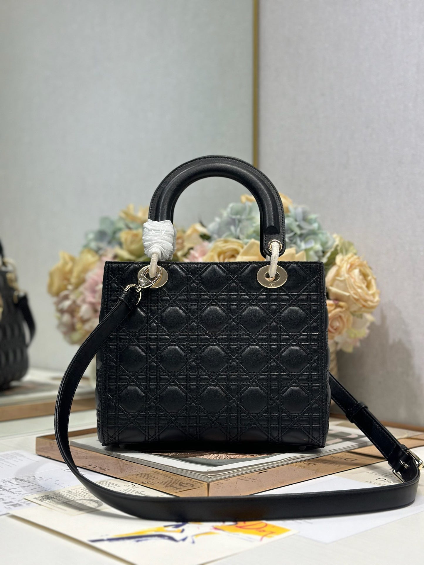 DIOR LADY DIOR MEDIUM BLACK LAMBSKIN CANNAGE QUILTED DOUBLE-STITCHING HANDBAG WITH DETACHABLE STRAP